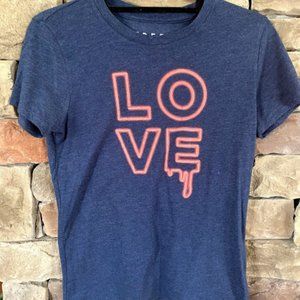 Girls Love tee